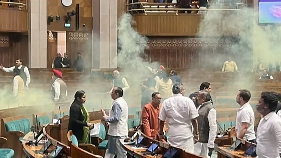 संसद भवन के अंदर युवकों केे कूदने और धुआं फैलाने का दृश्‍य 