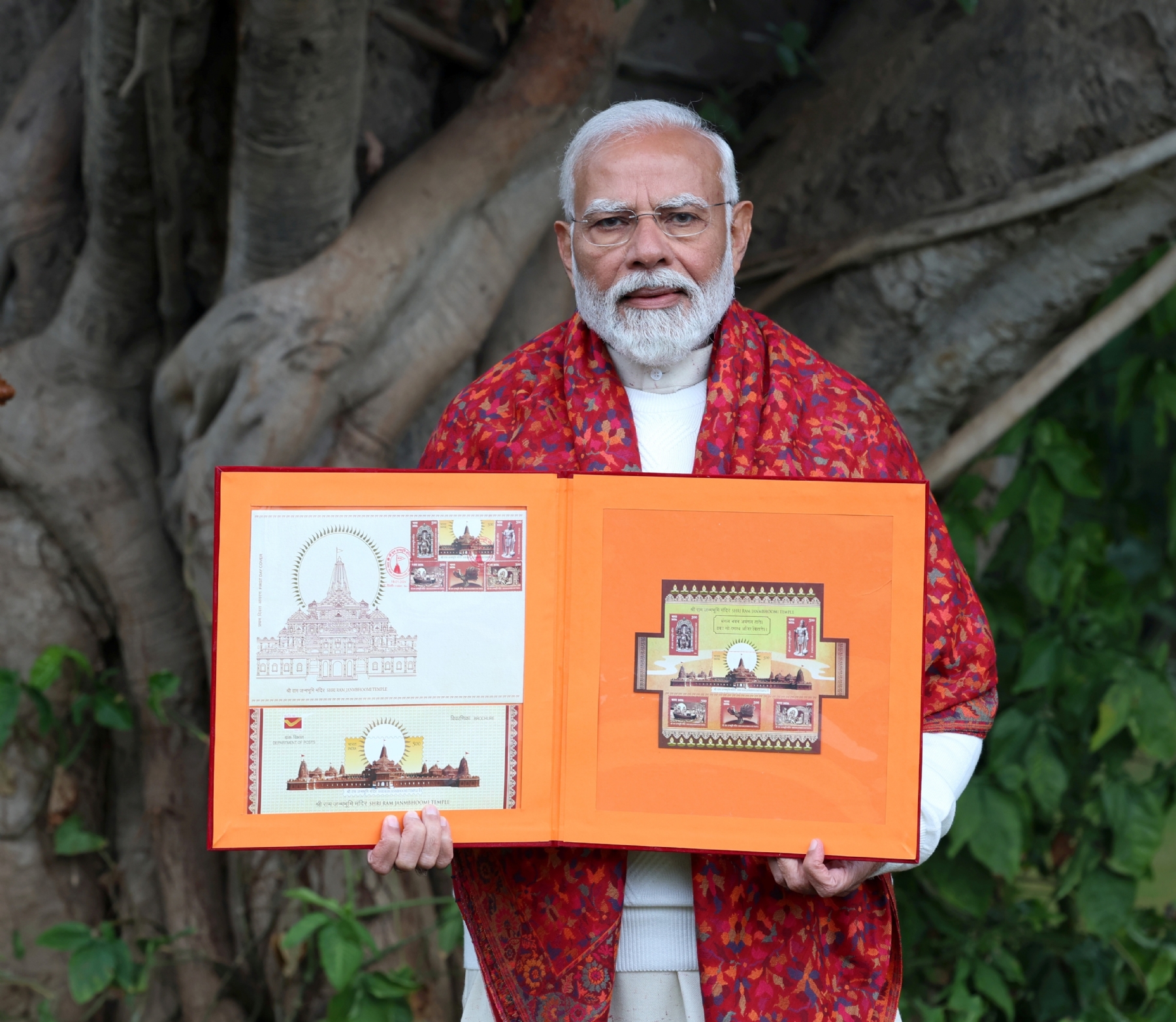 राम जन्‍मभूमि से जुड़े डाक टिकट जारी करते प्रधानमंत्री