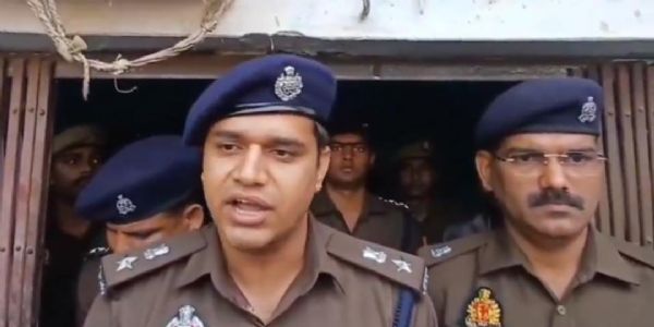 यूपी के श्रावस्ती में बंद कमरे में मिले दंपति और तीन बच्चों के शव