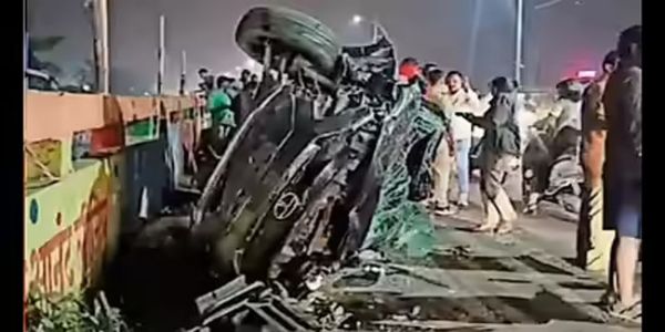 ठाणे जिले के अंबरनाथ में कार कई वाहनों से टकरा कर पलटी, 4 की मौत, 3 घायल