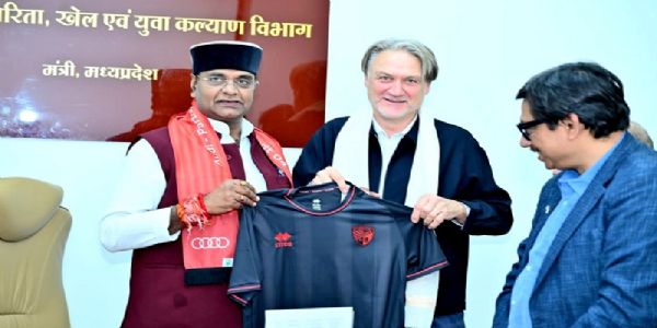 मप्र के खेल मंत्री से मिले जर्मन फुटबॉल कोच बीयर्सडॉर्फ, बोले- भारत में फुटबॉल का भविष्य उज्ज्वल