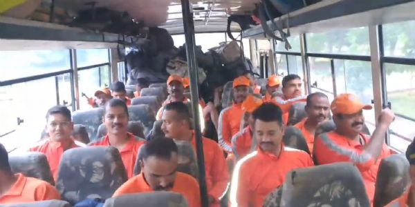 (संशोधित) चेन्नई की ओर आ रहा 'दितवाह' चक्रवात, तटीय क्षेत्रों में भारी बारिश का ऑरेंज अलर्ट, कई ट्रेनाें काे राेक गया