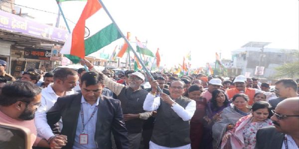 मप्र के विदिशा में केन्द्रीय कृषि मंत्री शिवराज सिंह ने यूनिटी मार्च में युवाओं संग हाथों में लहराया तिरंगा