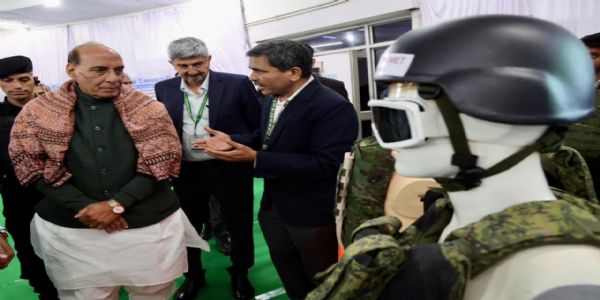 राजनाथ सिंह ने डीएमएसआरडीई में सैन्य उत्पादों की समीक्षा की