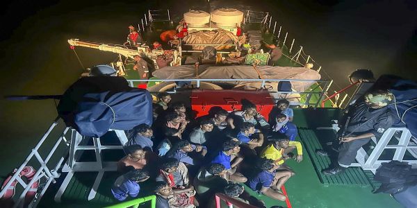 भारतीय तटरक्षक बल ने बांग्लादेशी ट्रॉलर पकड़ा, 15 मछुआरे गिरफ्तार