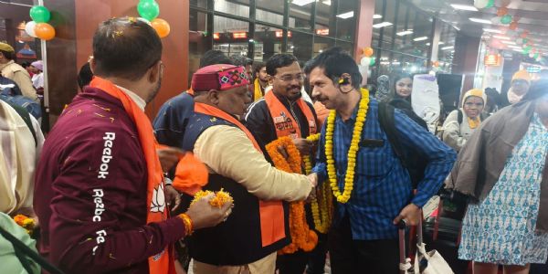 काशी-तमिल संगमम : तमिल छात्रों का दल काशी पहुंचा, ‘हर हर महादेव’ और पुष्पवर्षा से हुआ स्वागत