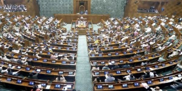 (लीड) संसद में एसआईआर के मुद्दे पर विपक्ष का हंगामा, दोनों सदनों की कार्यवाही 2 बजे तक के लिए स्थगित