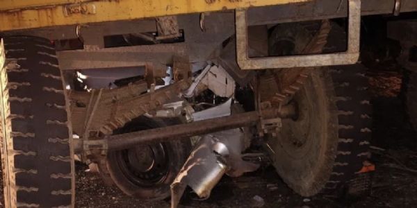 कर्नाटक के बागलकोट जिले में ट्रैक्टर ट्रॉली मेें पीछे से घुसी कार, चार की मौत