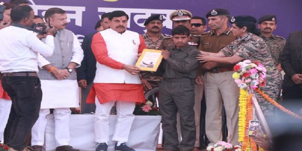 मप्र के बालाघाट में मुख्यमंत्री के समक्ष 2.36 करोड़ के इनामी 10 नक्सलियों ने किया आत्मसमर्पण