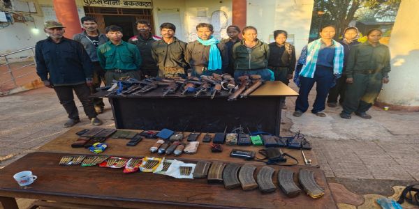 छत्तीसगढ़ के खैरागढ़ में 45 लाख के इनामी रामधेर मज्जी सहित 12 नक्सलियाें ने किया आत्मसमर्पण