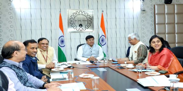 आईआईटी खड़गपुर के प्लैटिनम जुबिली वर्ष में फाइनलिस्टों से राज्य मंत्री ने की बातचीत