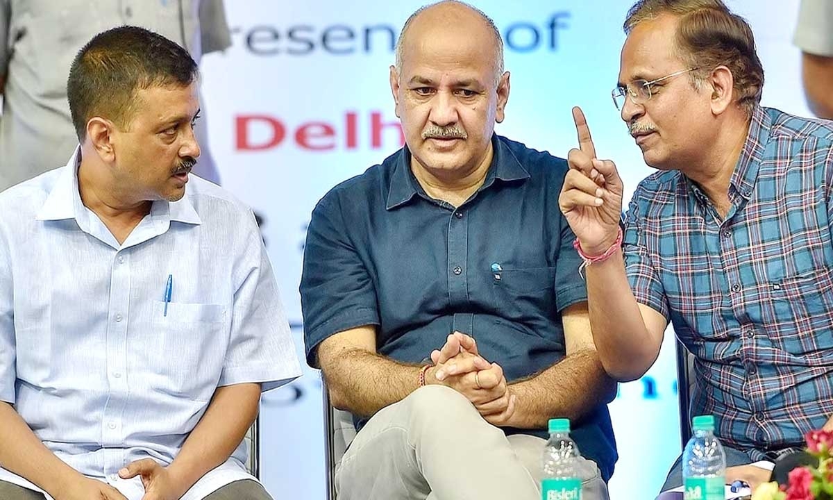 अरविंद केजरीवाल, मनीष सिसोदिया और सत्‍येन्‍द्र जैन विचार करते हुए