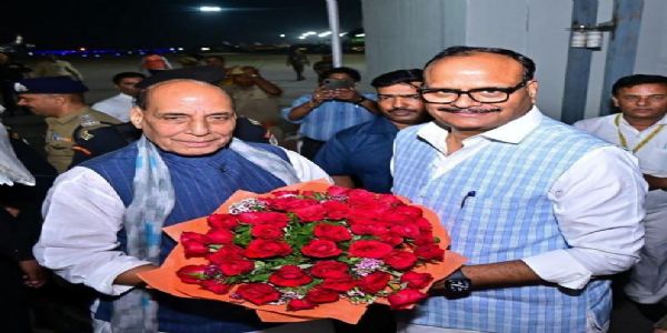 राजनाथ सिंह पहुंचे लखनऊ, उपमुख्यमंत्री ब्रजेश पाठक ने किया स्वागत