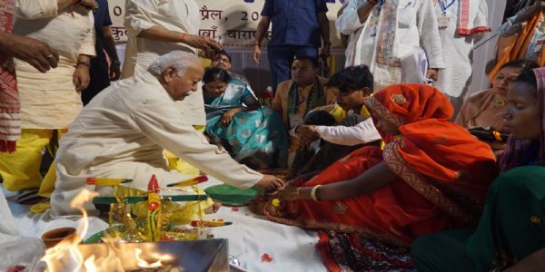 संघ प्रमुख मोहन भागवत ने निभाई अभिभावक की भूमिका, किया कन्यादान और पखारे दुल्हन के पांव