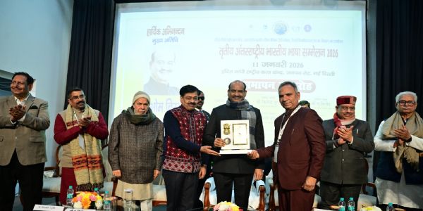 जड़ों से जुड़े लोग अपनी भाषा में बात करते हैं: ओम बिड़ला