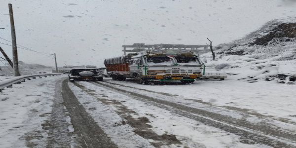 हिमाचल में भारी बर्फ़बारी से 452 सड़कें और दो नेशनल हाईवे बंद, 4274 ट्रांसफार्मर ठप