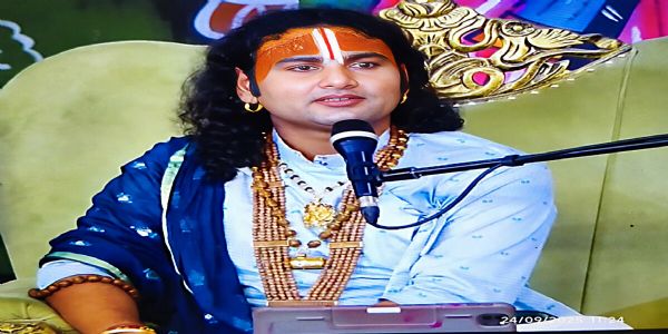 खुद को भगवान समझते हैं बॉलीवुड के लोग : अनिरुद्धाचार्य महाराज