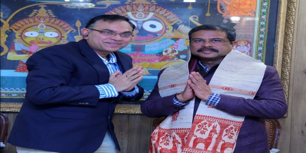 केंद्रीय शिक्षा मंत्री धर्मेंद्र प्रधान से मिले सुमन चक्रवर्ती, सौंपी आईआईटी खड़गपुर की प्रगति रिपोर्ट