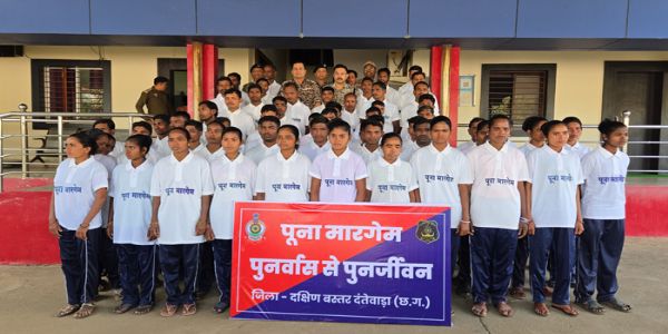 छत्तीसगढ़ के दंतेवाड़ा में एक करोड़ 19.50 लाख के 36 इनामी सहित 63 नक्सलियों ने किया आत्मसमर्पण