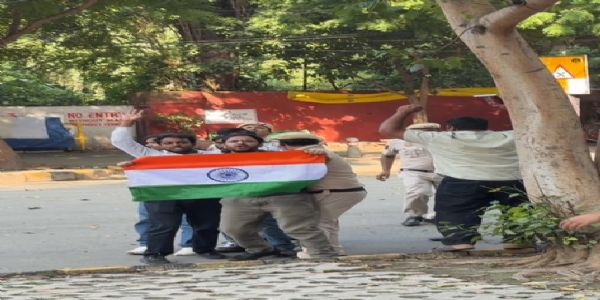 (संशोधित) पुलिस को चकमा देकर सीजेपी कार्यकर्ता रांका-दास के नेतृत्व में जंतर-मंतर पहुंच गए