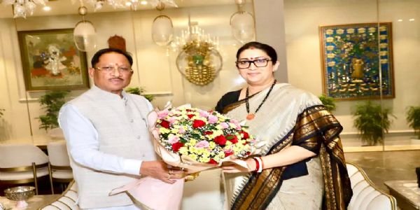 मुख्यमंत्री विष्णु देव साय ने स्मृति ईरानी से की मुलाकात, बस्तर के विकास मॉडल पर की चर्चा