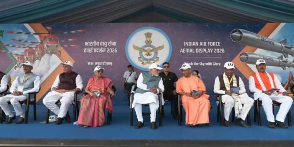 काशी के नमो घाट से प्रधानमंत्री ने देखा ‘विंग्स ओवर गंगा’ एयर शो,100 विमानों ने दिखाए हैरतअंगेज करतब