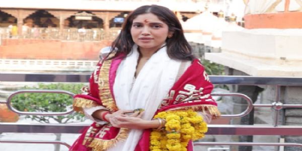 अभिनेत्री भूमि पेडनेकर ने उज्जैन में बाबा महाकाल के दर्शन कर पूजा-अर्चना की