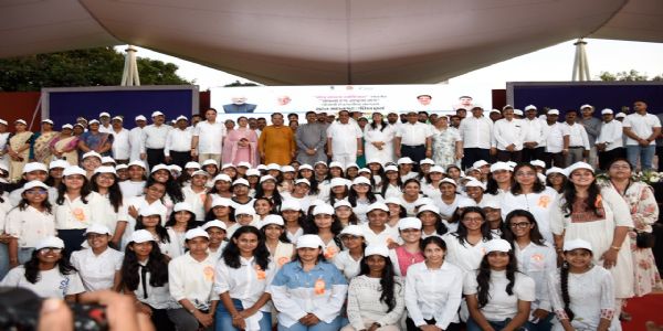 सूरत में ‘सेवा के रंग, राष्ट्र के संग’ थीम पर बनी मानव रंगोली, विकसित भारत का दिया संदेश