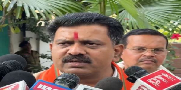 टॉप नक्सल कमांडर 25 लाख के इनामी देवजी ने 16 साथियों के साथ समर्पण किया