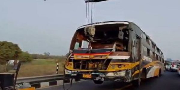 (अपडेट) लखनऊ सड़क हादसे में चार मृतकों की शिनाख्त, बस चालक पकड़ा गया