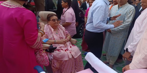 कोकिलाबेन अंबानी ने श्रीनाथजी मंदिर में मनाया जन्मदिन