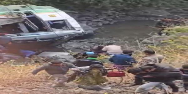 देहरादून के कालसी क्षेत्र में हिमाचल प्रदेश की बस खाई में गिरी, लगभग 30 यात्री सवार, राहत एवं बचाव कार्य जारी