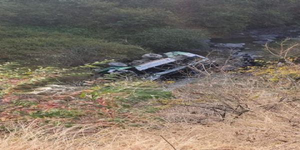 हिमाचल पथ परिवहन निगम की बस उत्तराखंड में खाई में गिरी, तीन की मौत, कई घायल