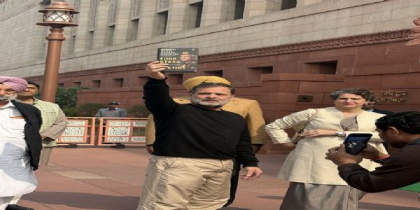 राहुल गांधी ने संसद परिसर में नरवणे की अप्रकाशित पुस्तक दिखलाते हुए सत्ता पक्ष पर निशाना साधा