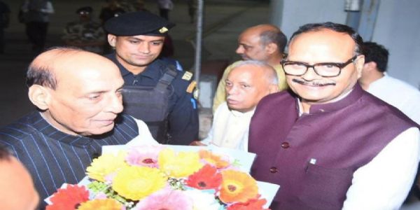 राजनाथ सिंह पहुंचे लखनऊ, कल ग्रीन कारिडोर का करेंगे उद्घाटन