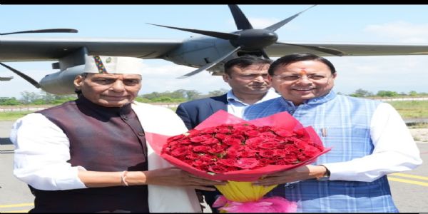 रक्षा मंत्री राजनाथ सिंह पहुंचे उत्तराखंड, मुख्यमंत्री धामी ने किया स्वागत