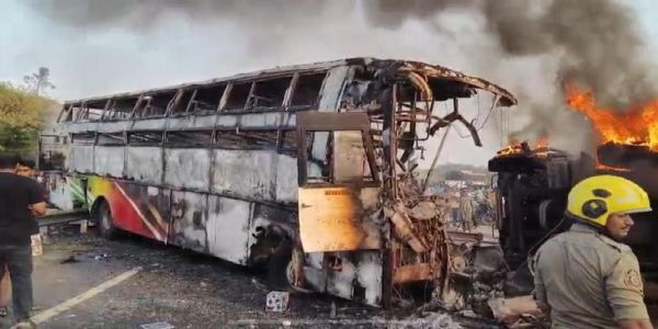 आंध्र प्रदेश में भीषण सड़क हादसा- 10 यात्रियों की जलकर मौत, 20 से ज्यादा घायल