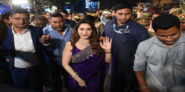 अभिनेत्री माधुरी दीक्षित ने पति के साथ बाबा विश्वनाथ के किए दर्शन