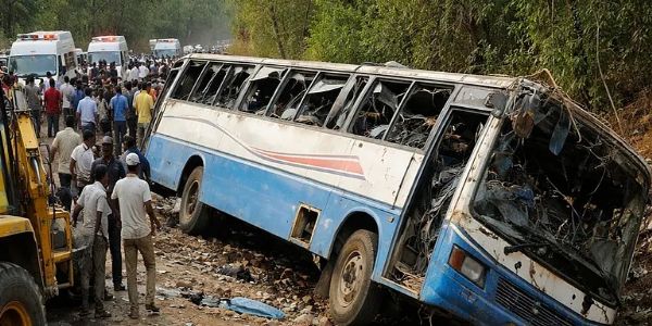 (अपडेट) जशपुर में अनियंत्रित यात्री बस पलटी, पांच लोगों की मौत, 20 से अधिक घायल