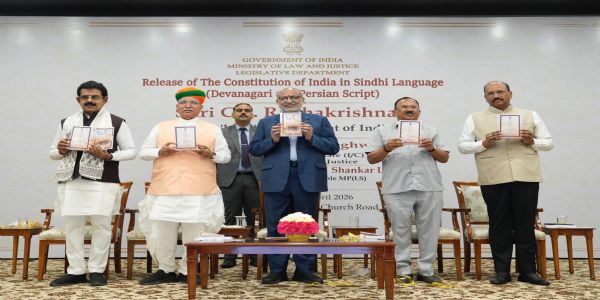 उपराष्ट्रपति ने सिंधी भाषा में संविधान का नवीनतम संस्करण जारी किया