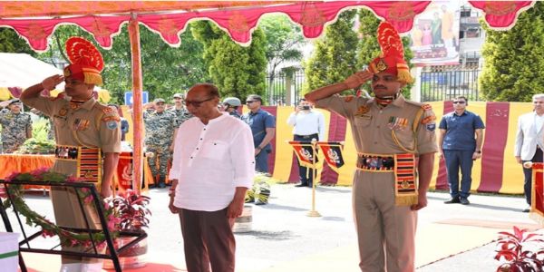 मणिपुर के इंफाल हवाई अड्डे पर बीएसएफ के शहीद जवान को दी गयी श्रद्धांजलि