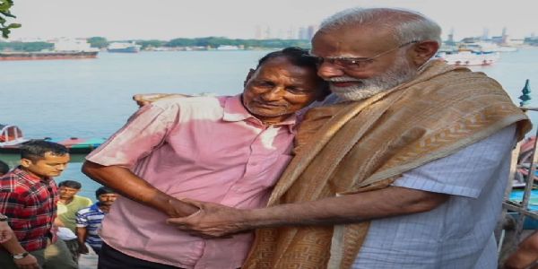 प्रधानमंत्री मोदी को नाव में घुमाने वाले नाविकों ने सुनाया अनुभव, बोले- सपने जैसा पल, साथ रहने का दिया संदेश