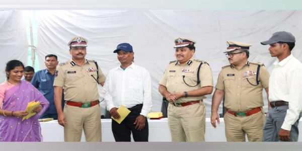 छत्तीसगढ़ के 47 नक्सलियों ने तेलंगाना पुलिस के समक्ष किया आत्मसमर्पण