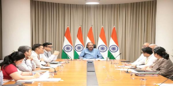 शिक्षा मंत्री ने एनसीईआरटी की पाठ्यपुस्तकों की उपलब्धता की समीक्षा की