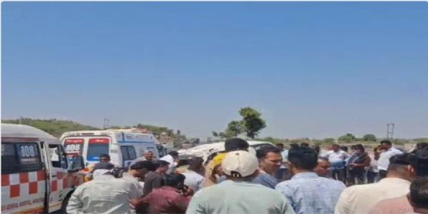 साबरकांठा में लग्जरी बस ने कार को मारी टक्कर, 6 लोगों की मौत, 8 घायल