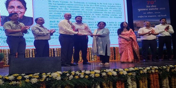 दिल्ली मंडल में 70वां रेल सेवा पुरस्कार : डीआरएम ने 100 रेलकर्मियों को किया सम्मानित