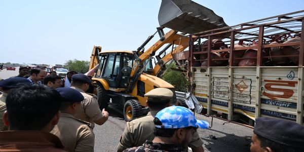 (अपडेट) झपकी बनी काल: बुंदेलखंड एक्सप्रेसवे पर सिलेंडर लदे डीसीएम में घुसी स्कॉर्पियो, मां-बेटे समेत चार की मौत