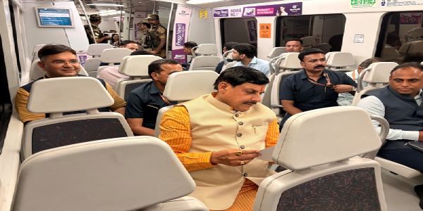 मप्र के मुख्यमंत्री ने दिल्ली मेट्रो में सफर कर प्रधानमंत्री के पब्लिक ट्रांसपोर्ट के उपयोग के आह्वान पर किया अमल