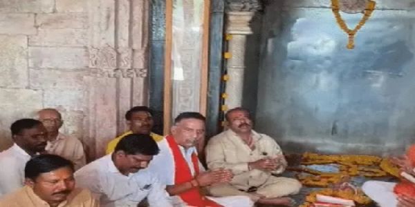 मप्र के भोजशाला में हनुमान-चालीसा पाठ के साथ हुई पूजा-अर्चना, श्रद्धालु बोले- वर्षों बाद हो रहा बिना रोक-टोक दर्शन