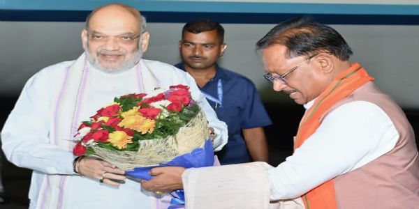 केंद्रीय गृह मंत्री अमित शाह पहुंचे रायपुर, मुख्यमंत्री साय ने किया आत्मीय स्वागत